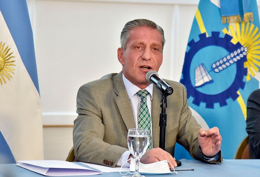 Arcioni no retrocede pese al escándalo de coimas y pide por la apertura del debate