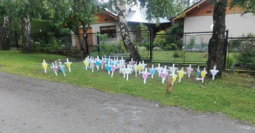 Escrache frente al domicilio de Larraburu tras su cambio de posición respecto al aborto