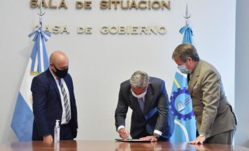Con look renovado, Arcioni volvió a tomar el mando del Ejecutivo