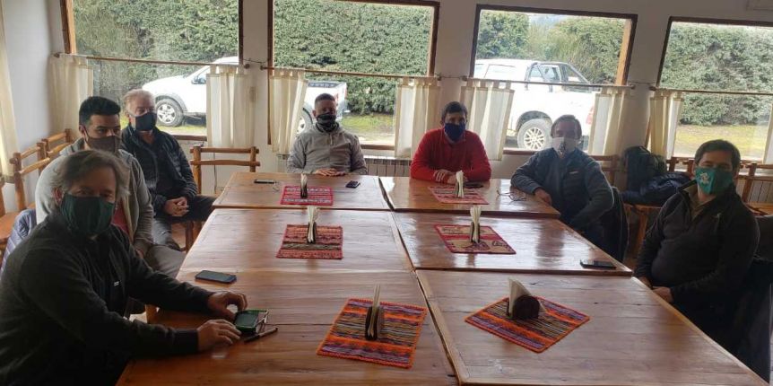 Cumbres y reuniones en Dolavon con el debate minero de fondo