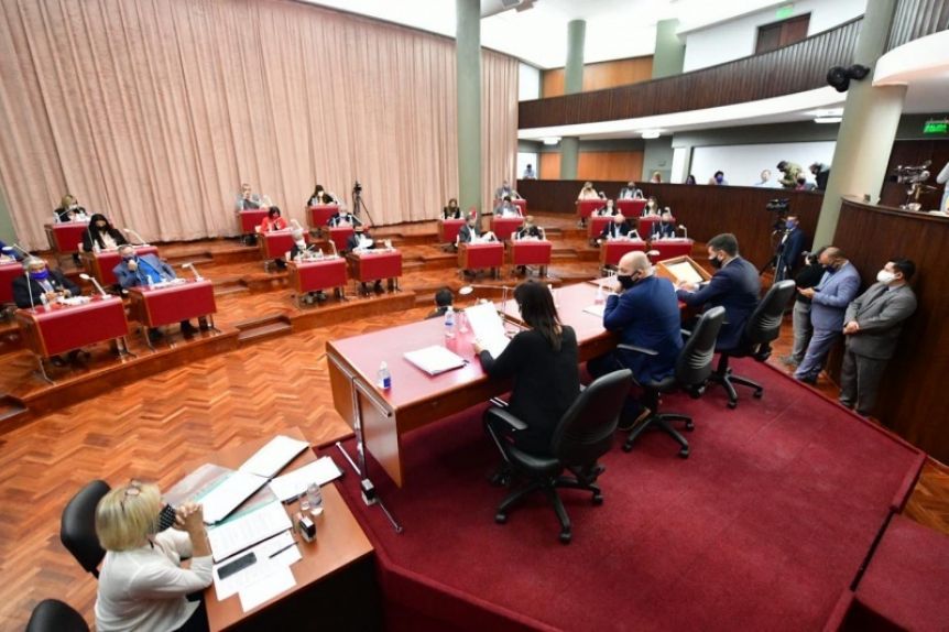 En un clima de tensión y sin respaldo de los propios, el oficialismo se quedó sin sesión
