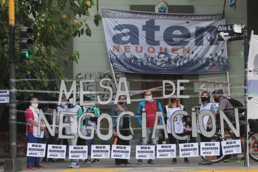 Cada vez más lejos del acuerdo: duro cruce entre el Ejecutivo y los docentes