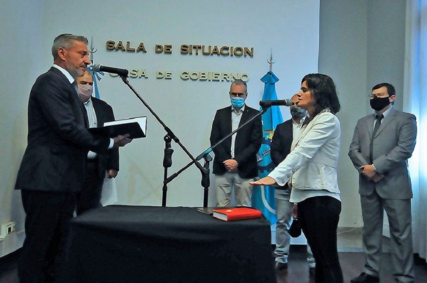 Arcioni tiene funcionaria nueva: Carla Olivet juró como subsecretaria de Cultura