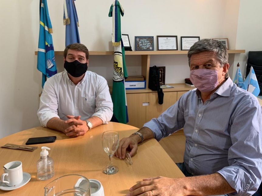 En medio de los chispazos internos en la UCR, Menna se mostró con Intendentes