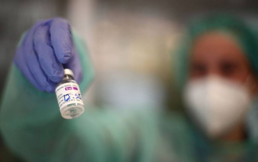 Una enfermera rellenó vacunas contra el Covid y aplicó suero a seis pacientes
