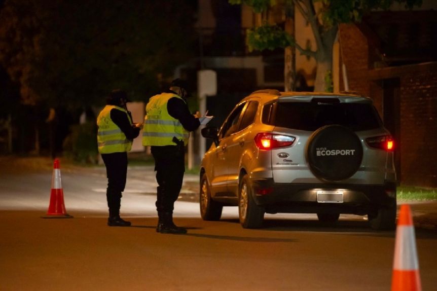Entran en vigencia las nuevas restricciones para los departamentos de Roca y Alsina