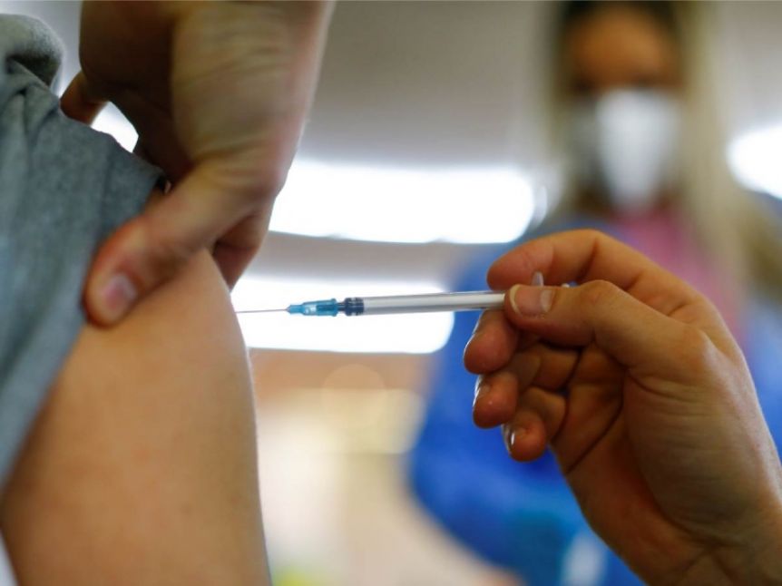 Una joven italiana recibió por error seis dosis de la vacuna Pfizer