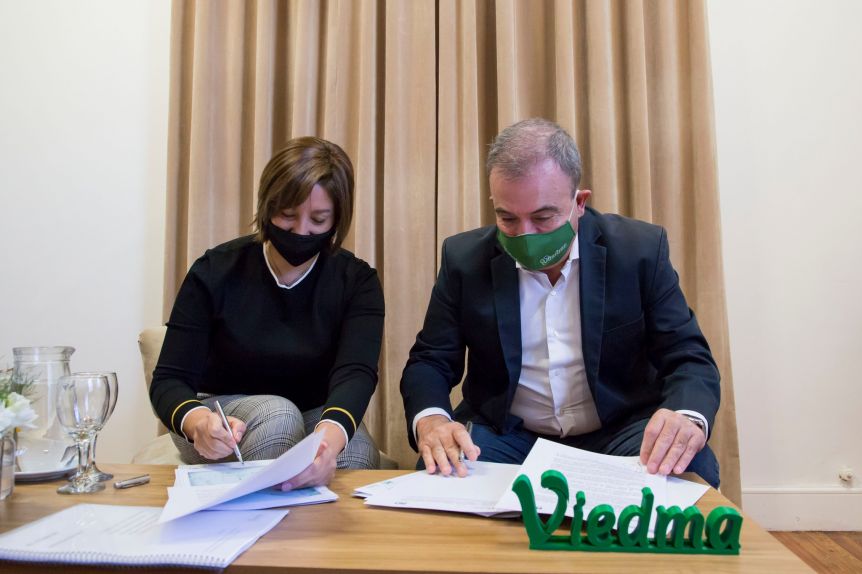 Viedma se adelanta: suspende actividades y limita la presencialidad