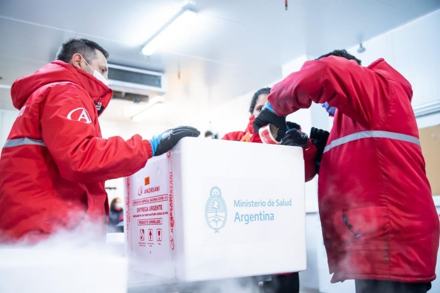 Se espera hoy la llegada de más vacunas desde Rusia y Estados Unidos