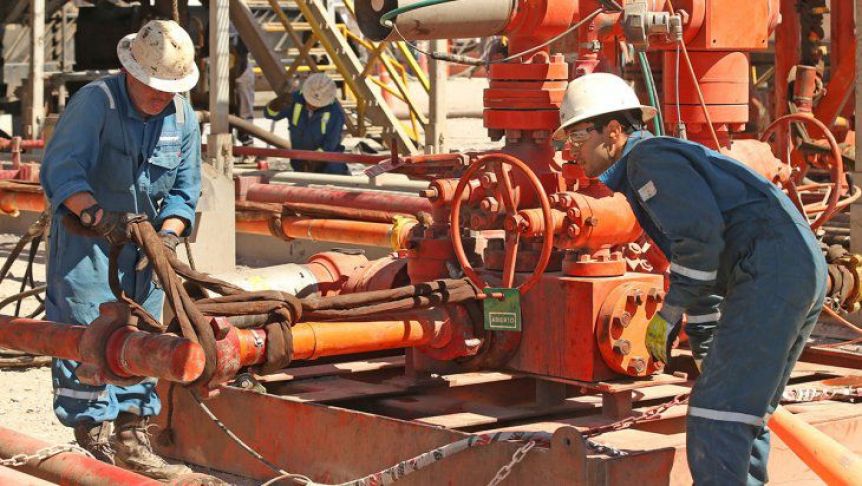 Petroleros se plantan: piden que los dejen comprar vacunas o dejarán los yacimientos