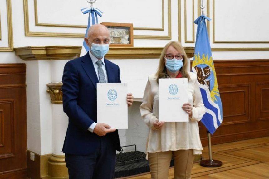Alicia firmó un convenio de obra pública con Caleta Olivia