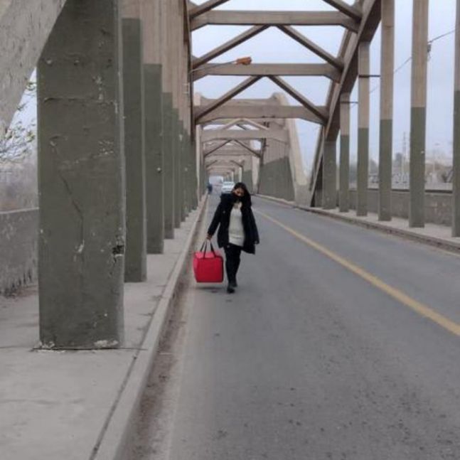 Candidata cruzó el puente carretero a pie para entregar un pedido de su emprendimiento