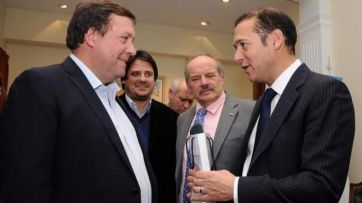 Martínez baja la tensión y habilita posibles modificaciones a la ley de Hidrocarburos