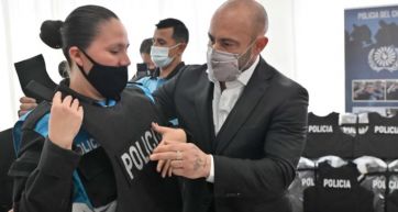 Massoni entregó chalecos antibala y reforzó el discurso de seguridad en su campaña 