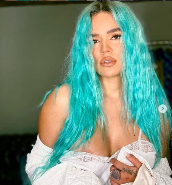 Karol G sufrió una fuerte caída en pleno concierto