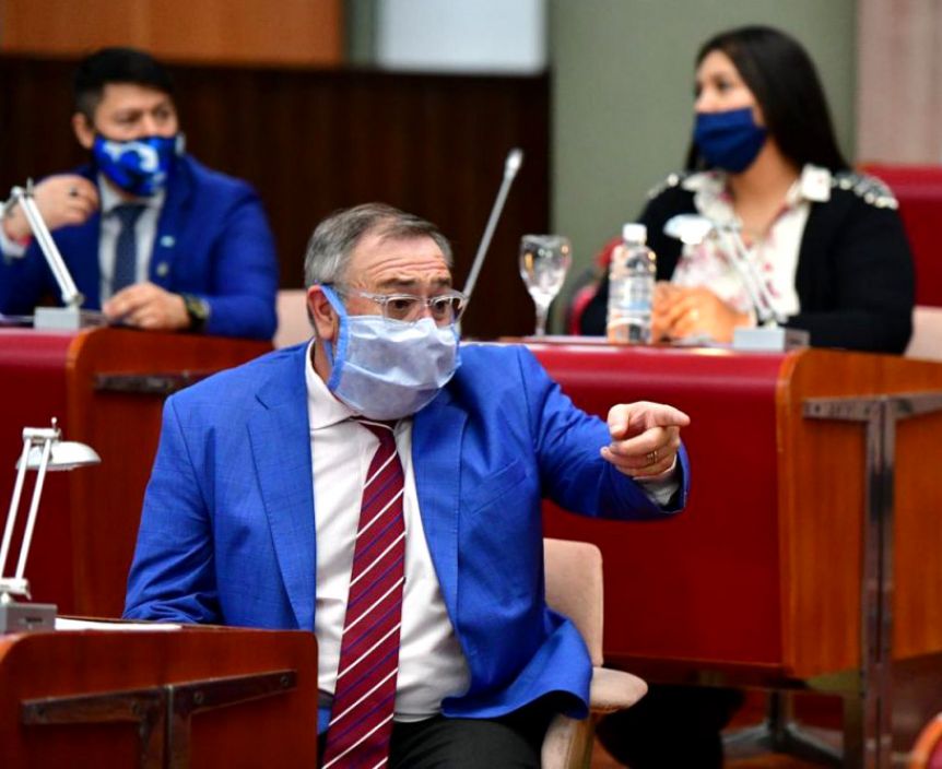 Polémica en una sesión caliente: