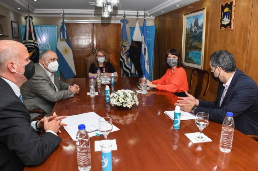 Provincia suscribió contratos para explotar dos nuevas áreas mineras