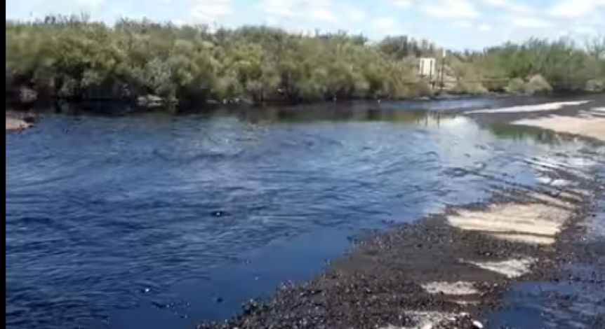 Grave derrame de petróleo en Río Negro: aseguran que es el peor “en 10 años”