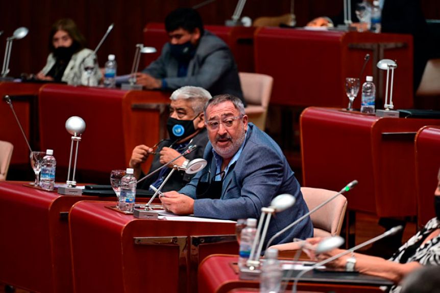 Polémica: piden declarar persona no grata y expulsar de un club a un diputado, por votar a favor de la minería