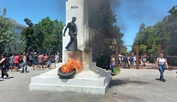 Fuego en Casa de Gobierno, manifestaciones y vigilia en varias localidades en rechazo a la minería