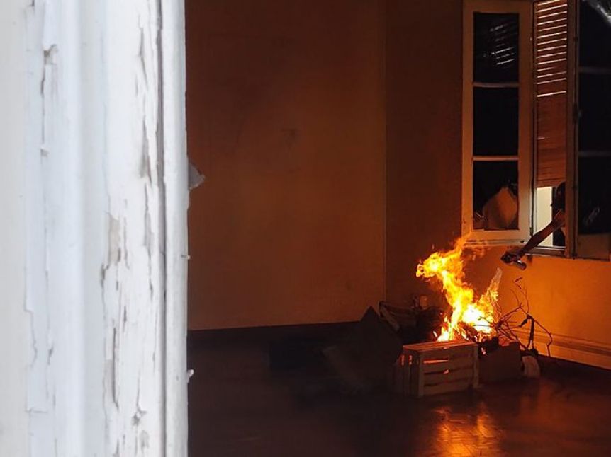 Fuego en Casa de Gobierno, manifestaciones y vigilia en varias localidades en rechazo a la minería