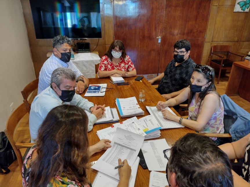 Funcionarios nacionales y la ministra Perata relevan escuelas en el interior provincial