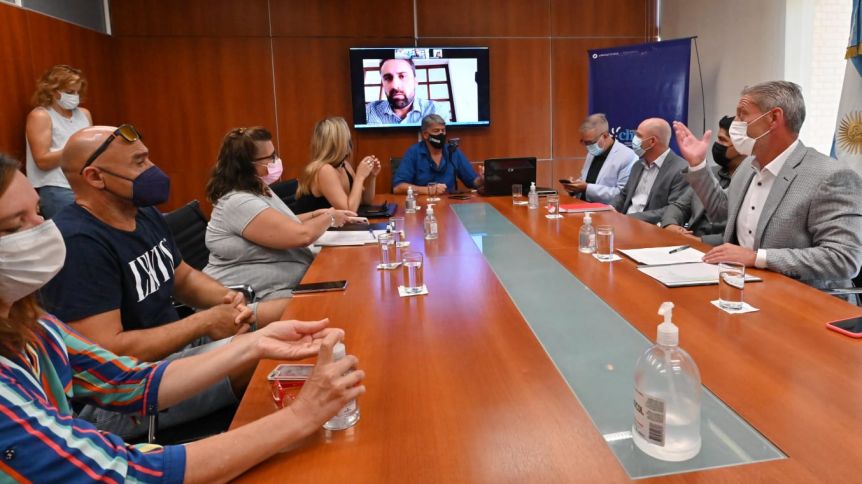 Arcioni mantuvo una reunión con productores afectados por los incendios en Península Valdés
