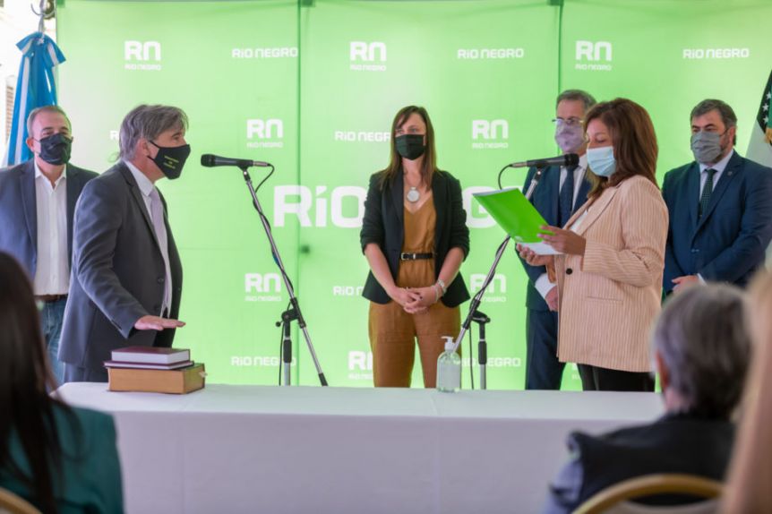 Carreras le tomó juramento a sus nuevos ministros: Betiana Minor y Jorge Stopiello