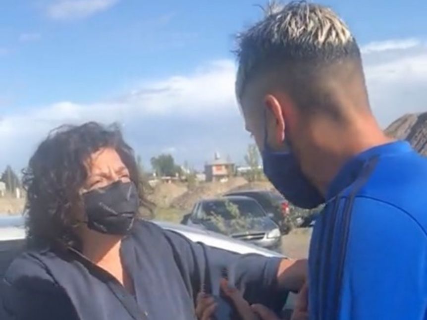 Picante cruce de Vizzotti con un antivacunas en su paso por la provincia