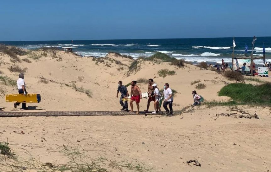 Seis argentinos fueron arrastrados por el mar en Punta del Este: hay dos internados