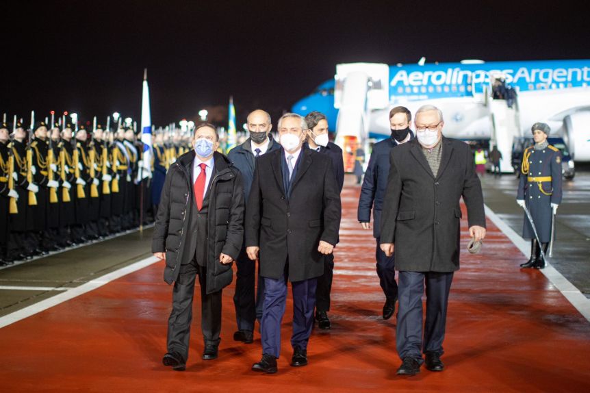 Junto a Arabela, el Presidente arribó a Rusia
