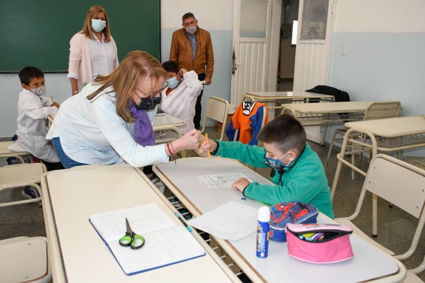 Alicia K agrandó la grieta con los anti vacuna a poco del comienzo de clases