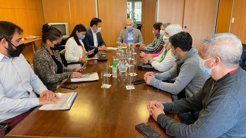 Pico y pala: el Gobierno mejoró la oferta para los estatales y apuntan a cerrar con los docentes