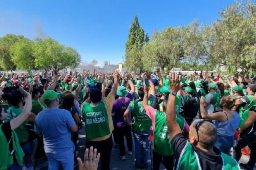 Segunda jornada de paro: corte total en el puente carretero que une Cipoletti y Neuquén