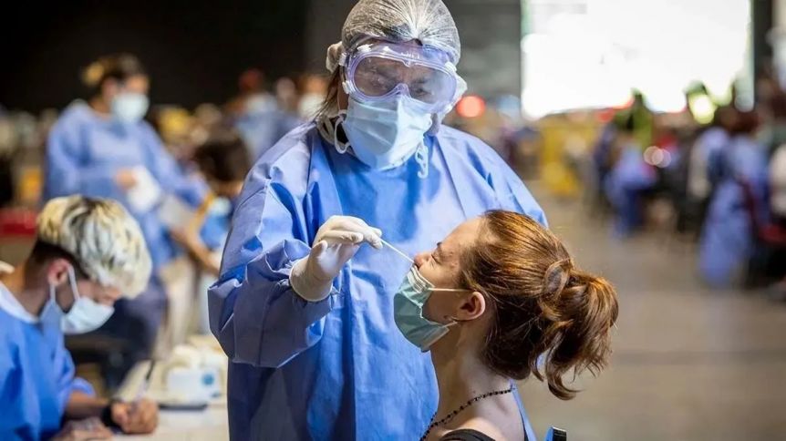 Los casos de coronavirus caen un 97% desde el pico de la pandemia