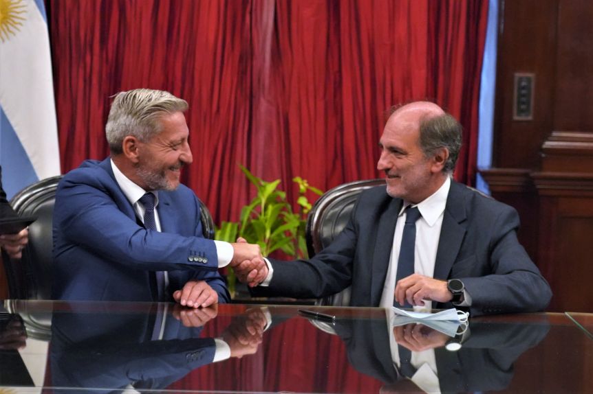 Arcioni firmó un convenió con el Banco Nación para otorgar créditos a PyMEs