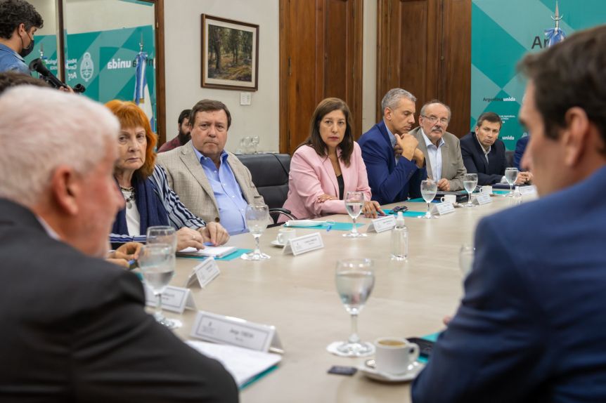 Funcionarios buscan alternativas para ingresar peras y manzanas rionegrinas a Rusia
