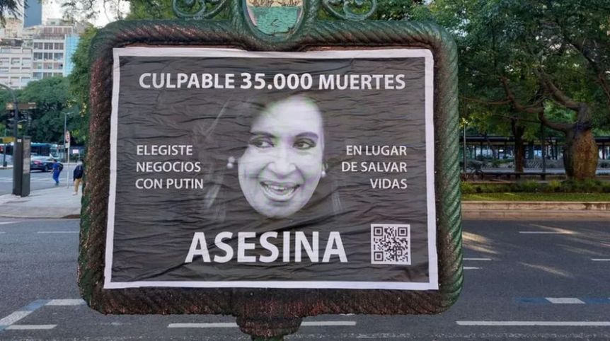En medio de la interna, Alberto repudió afiches ofensivos contra Cristina