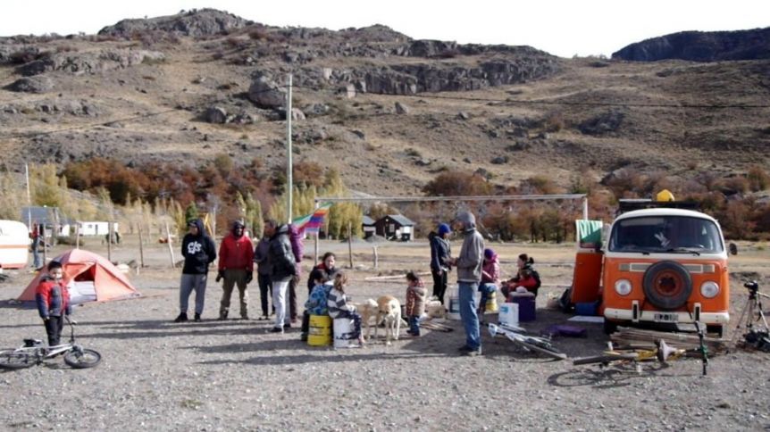 El Chaltén: continúa la toma del predio deportivo por parte de vecinos sin tierras