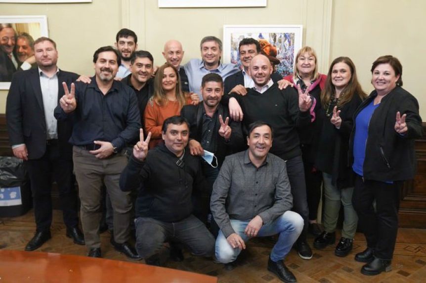Máximo sigue de cerca la política local:
