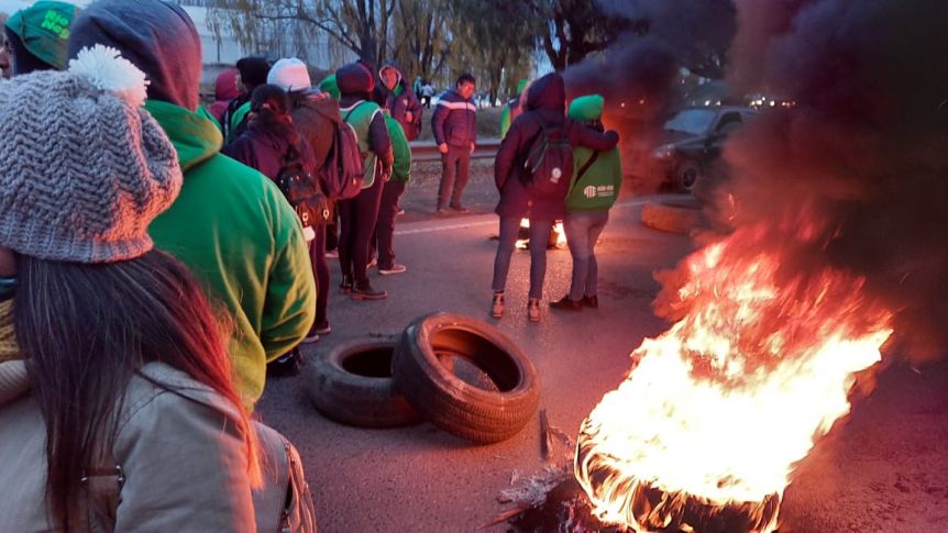 Tras recibir una respuesta del Gobierno provincial, ATE decidió levantar los cortes en puentes y aeropuertos