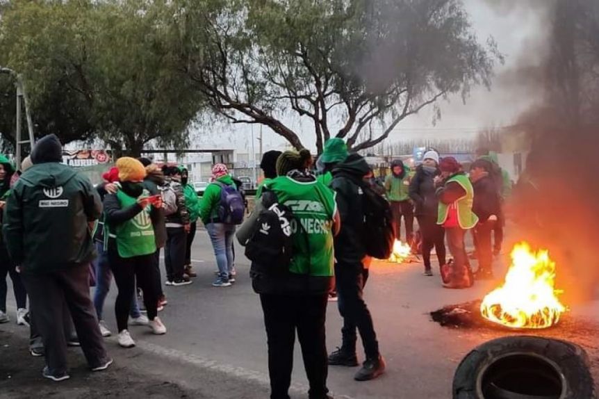 Paños fríos en Salud: hoy se reunirá el gobierno con gremios luego de los bloqueos en puentes y aeropuerto
