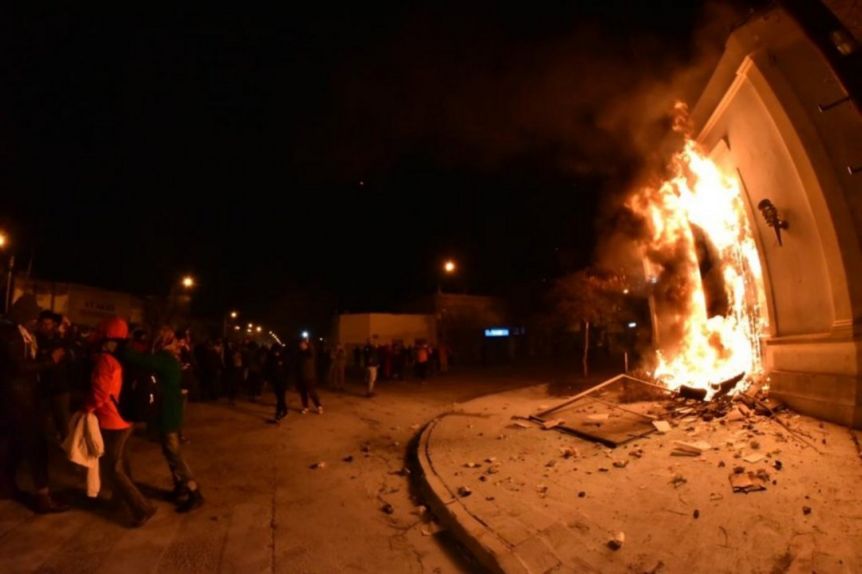 Comenzó el juicio por los incendios en la Legislatura y Casa de Gobierno