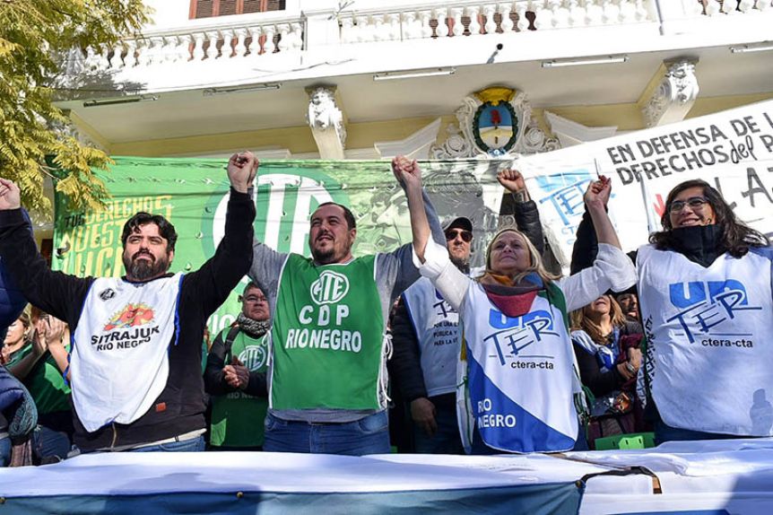 Previo al encuentro con el Gobierno, el Frente Sindical protesta con ollas populares en Viedma