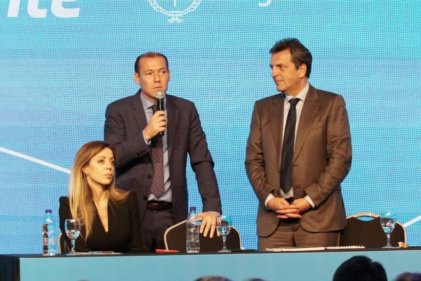 Massa anunció medidas para el sector petrolero y Gutiérrez le entregó un plan de desarrollo para Vaca Muerta