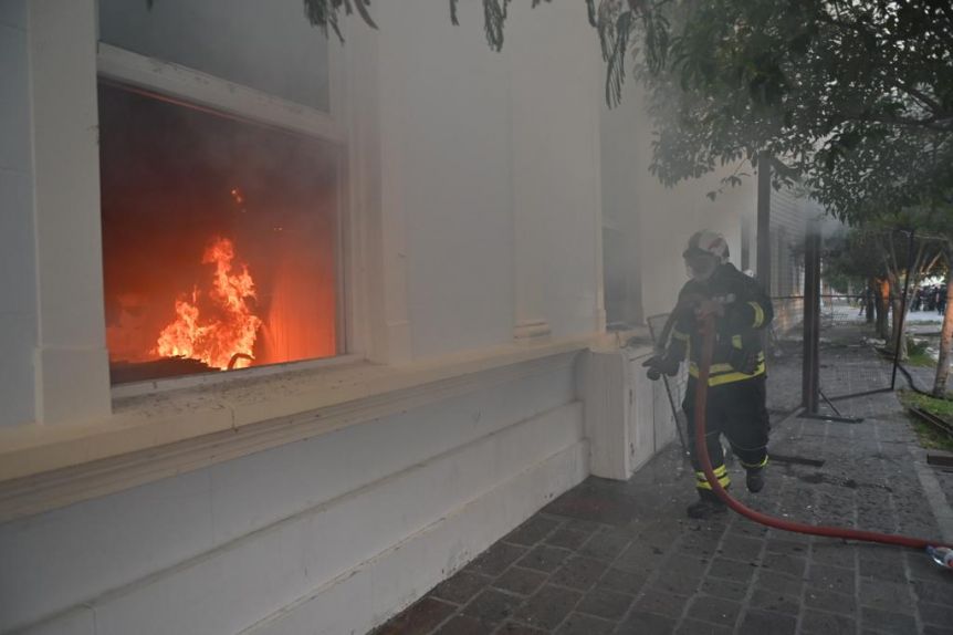 Se confirmó la imputación de 23 personas por los incendios en los edificios públicos de Rawson