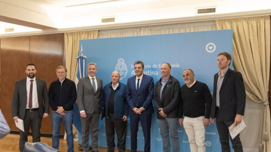 Arcioni se mostró nuevamente con Massa en una reunión con ganaderos ovinos de la región
