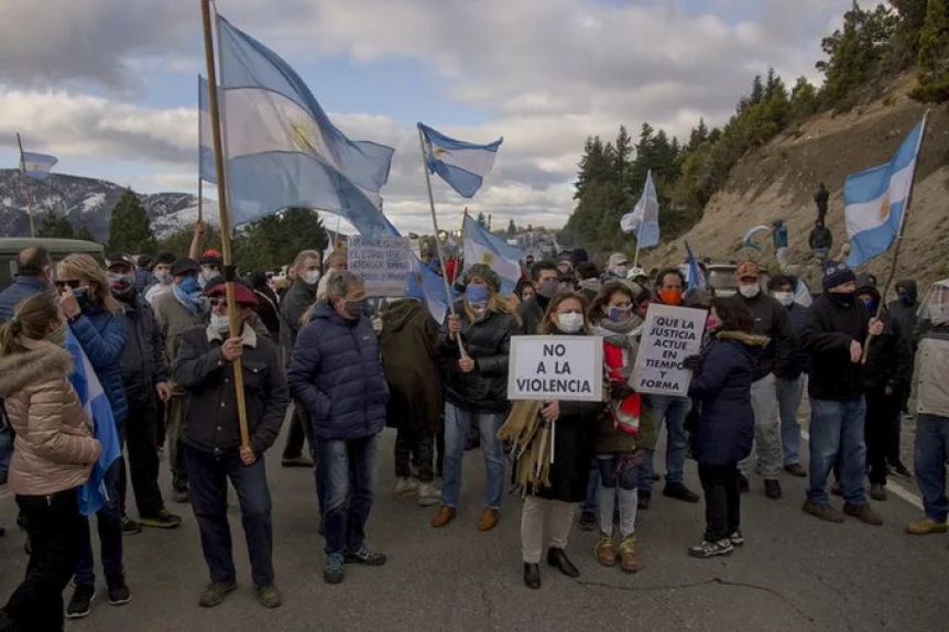 Banderazo y movilización en Villa Mascardi contra las ocupaciones y pidiendo seguridad