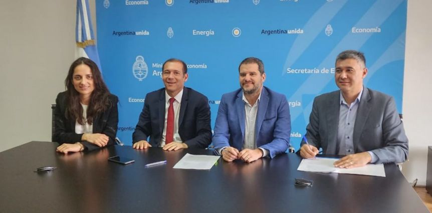 Después de su pase con Rolo, el Intendente de Añelo compartió firma con Gutiérrez en Nación
