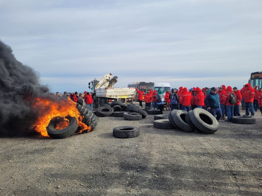 Mientras el Gobierno anuncia la llegada de la primera turbina, trabajadores de las represas reclaman por la falta de pagos